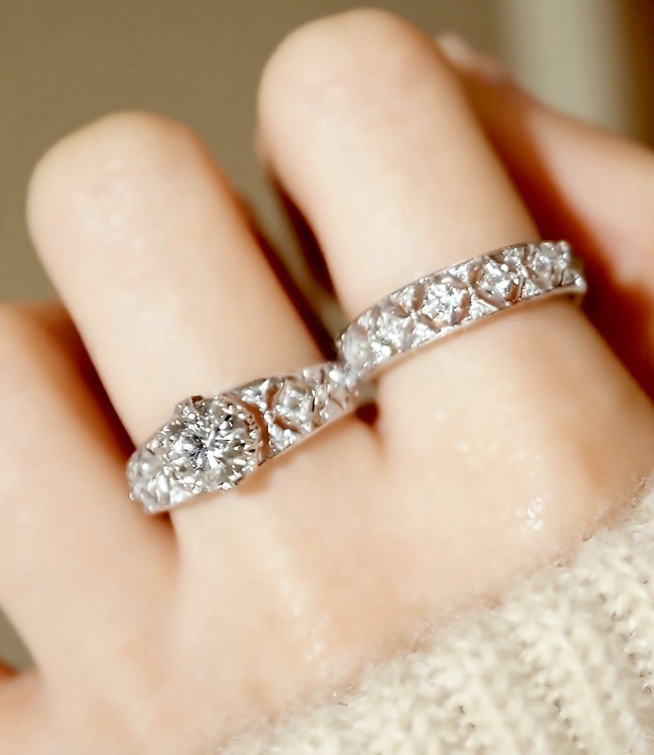 Glavira ring set featuring 1ct lab diamond and sculpted pavé band design








