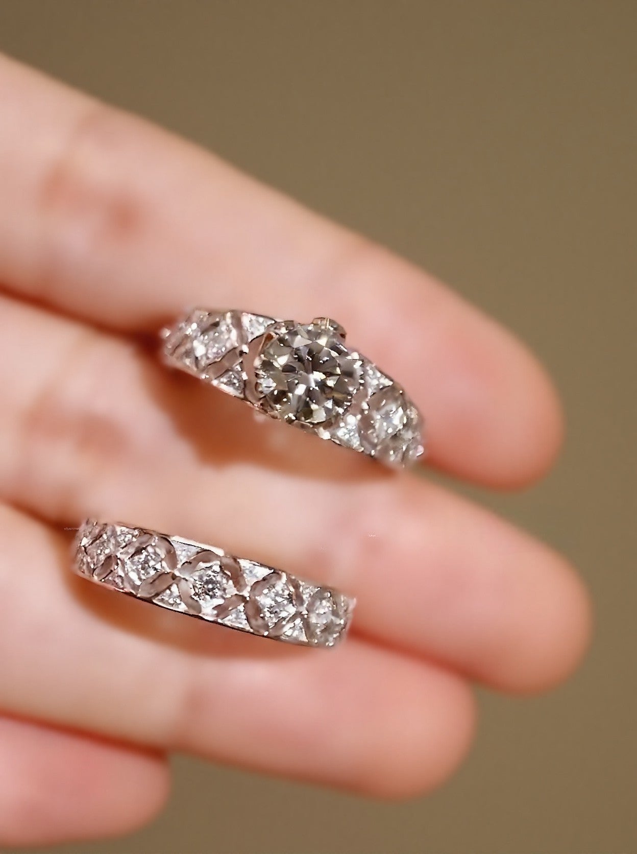 Glavira ring set featuring 1ct lab diamond and sculpted pavé band design








