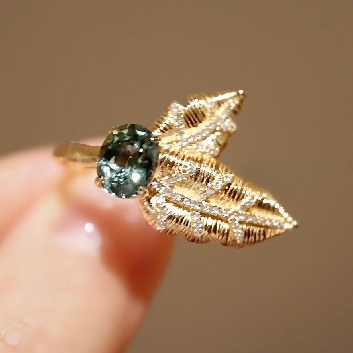 Wynessa ring with lab-grown sapphire and pavé diamond gold leaves – nature-inspired gemstone ring in 18K gold

