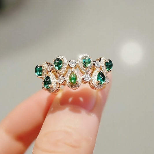 Crown-shaped yellow gold ring with pear cabochon lab emeralds and diamond halos


2/2








