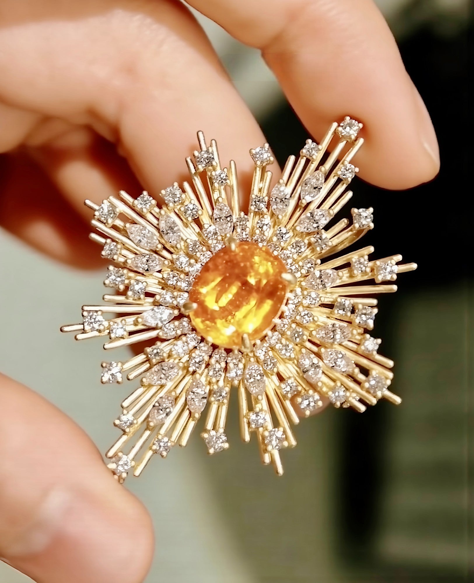Solenaire brooch with 8ct Fanta garnet and lab-grown diamonds in a gold starburst setting – high jewelry couture brooch

