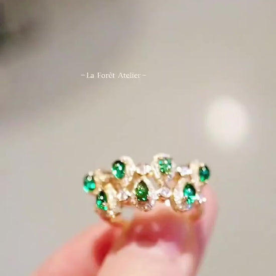 Crown-shaped yellow gold ring with pear cabochon lab emeralds and diamond halos


2/2








