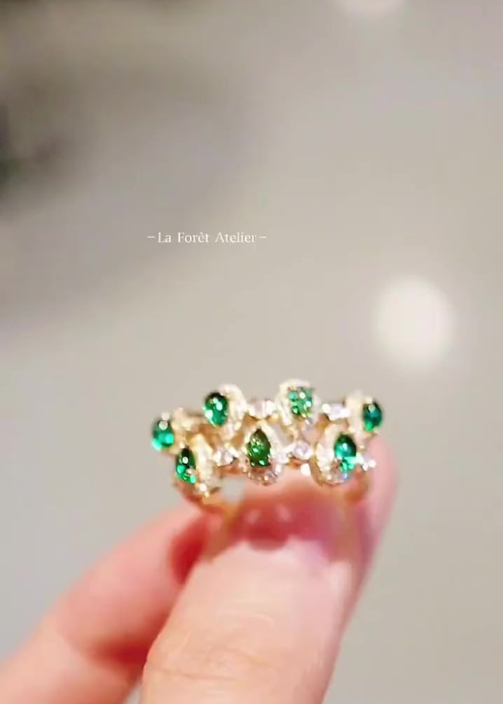 Crown-shaped yellow gold ring with pear cabochon lab emeralds and diamond halos


2/2








