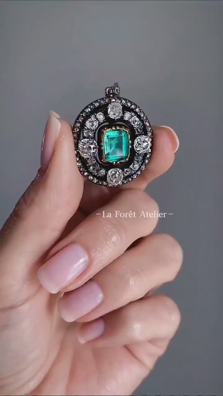 Oval halo emerald pendant in antique setting


