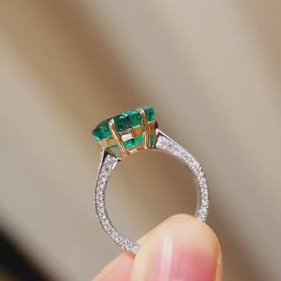 Emara heart-shaped lab emerald ring with pavé diamond band








