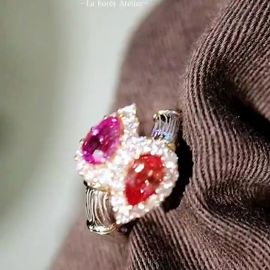Toi et Moi gold ring with pear-cut lab pink diamond and padparadscha sapphire surrounded by diamond halos
