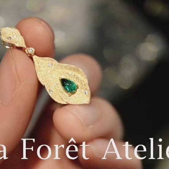 Elegant cabochon emerald necklace in a textured gold leaf design








