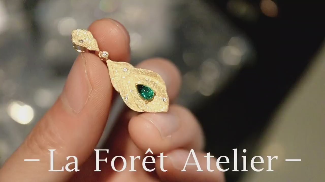 Elegant cabochon emerald necklace in a textured gold leaf design








