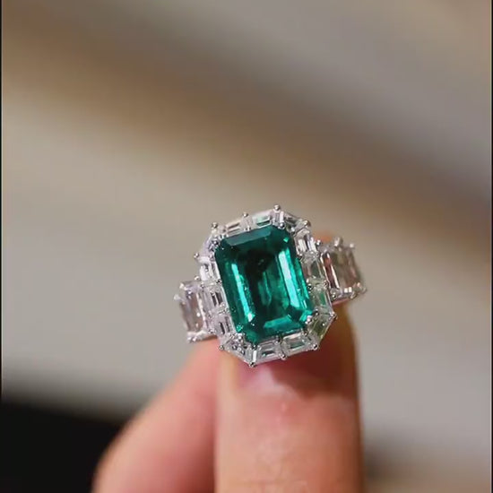 Fenelle 4ct lab-grown emerald ring with baguette diamond halo in vintage-inspired design


1/2








