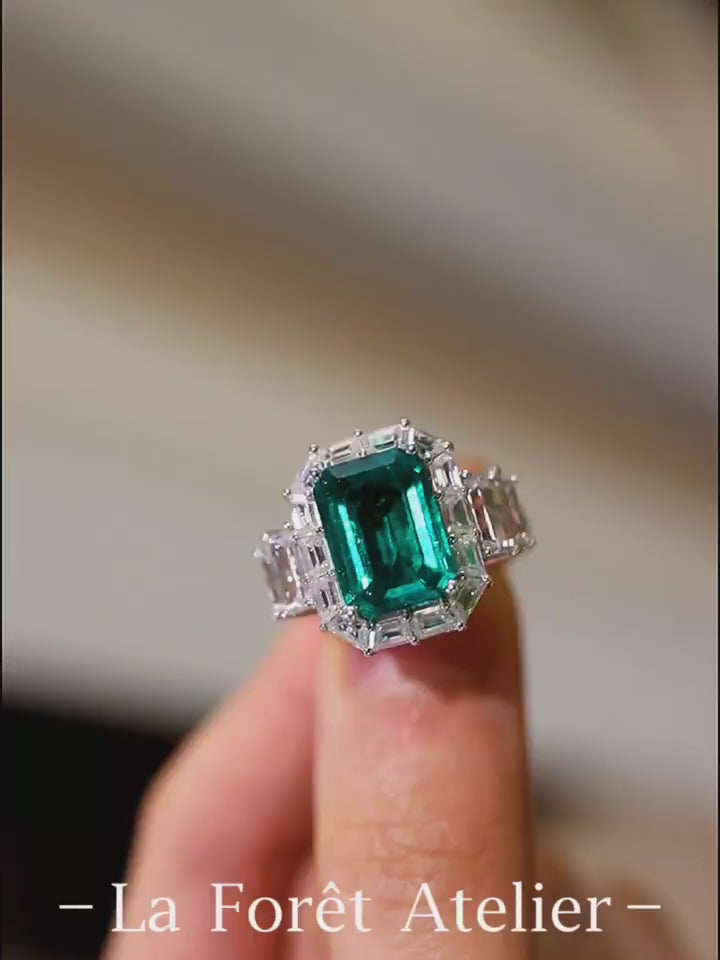 Fenelle 4ct lab-grown emerald ring with baguette diamond halo in vintage-inspired design


1/2








