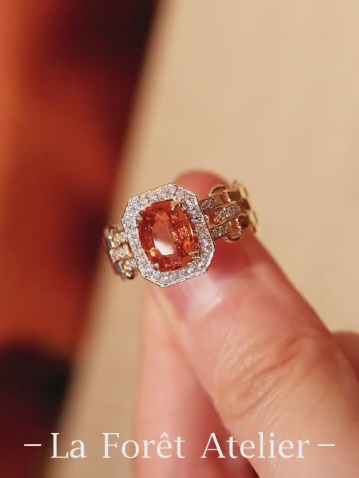 Gold ring with 2ct natural Fanta garnet and diamond halo detailing


2/2









